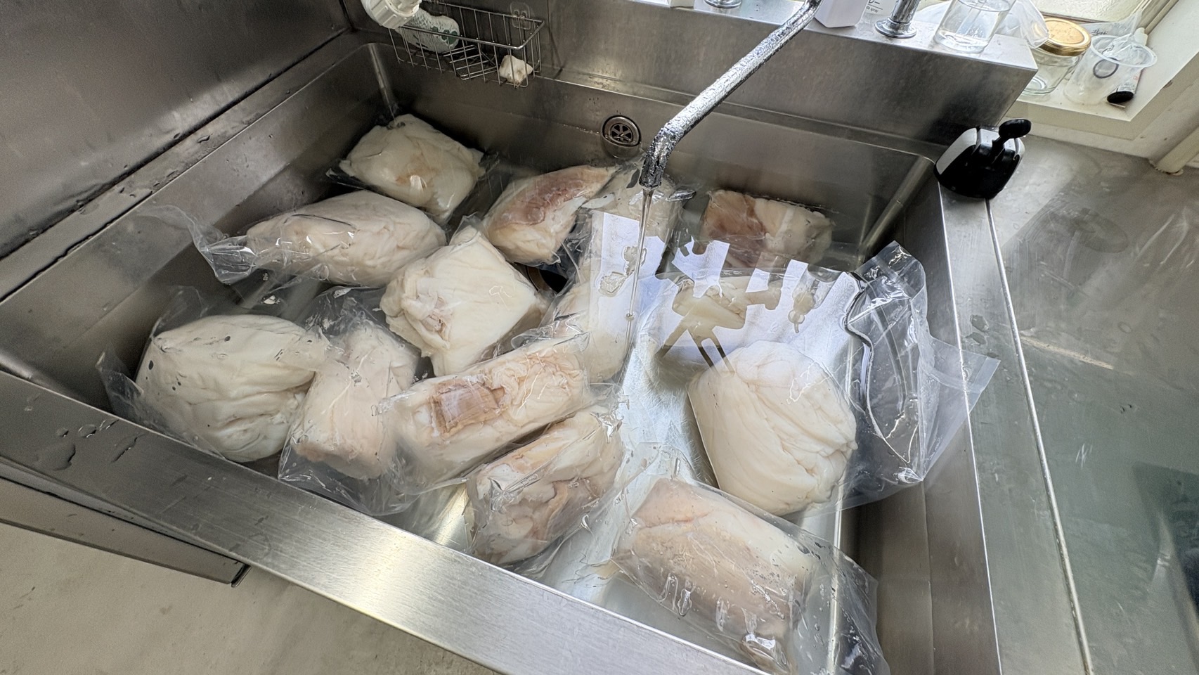 真空パックで仕込み中の食材