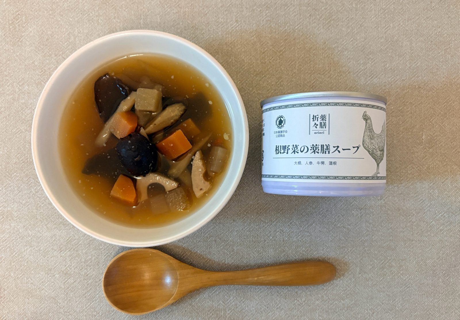 根野菜の薬膳スープの缶詰と、器によそったスープ